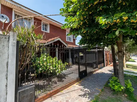 Casa 5 ambientes con 3 baños