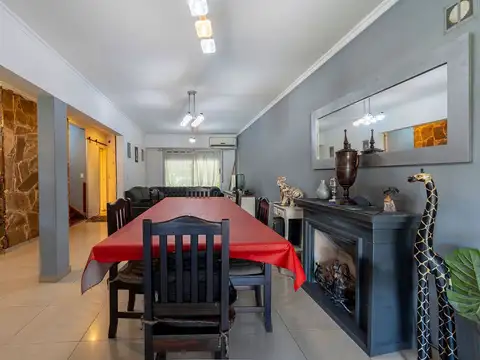 Casa en Venta con 3 cocheras