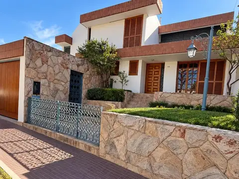 Openhouse alquila hermosa casa en pleno corazon de la quinta sección.
