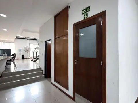 Oficina 6 ambientes con 5 baños