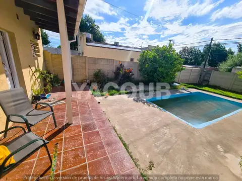 Casa de 5 años en venta - 2 Dormitorios, 2 Baños - jardin con pileta, Cochera y quincho - 262 M2