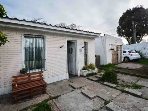 Venta casa dos dormitorios Peñarol garaje y fondo