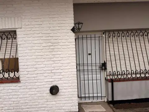 Casa en Alquiler en Banfield, $ 800.000