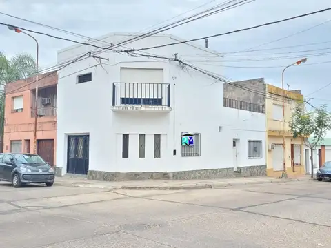Casa en esquina próxima a Av. Las Heras