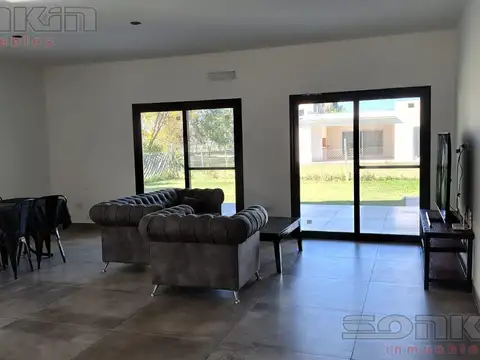 Casa 4 ambientes con 2 baños