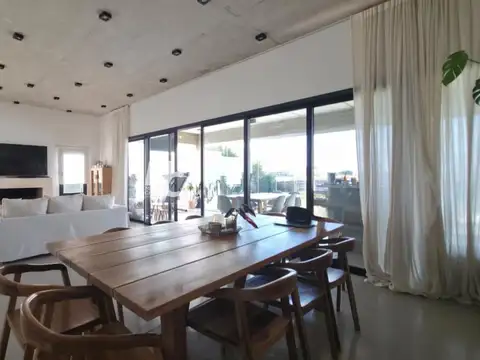 Casa en Venta con 4 cocheras