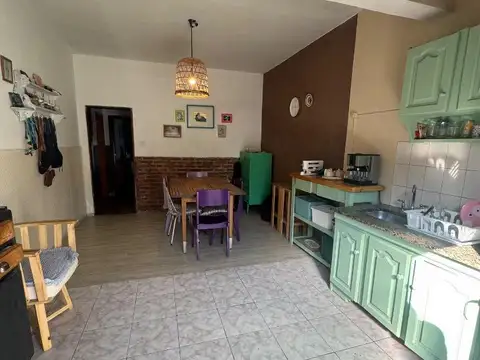 Amplia Casa de 6 Ambientes con Pileta, Parrilla y Cochera en