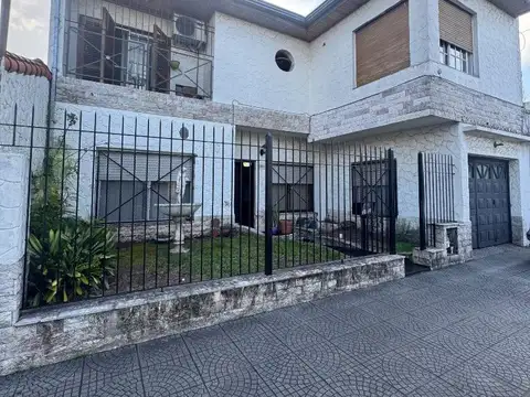 Amplia Casa de 6 Ambientes con Pileta, Parrilla y Cochera en