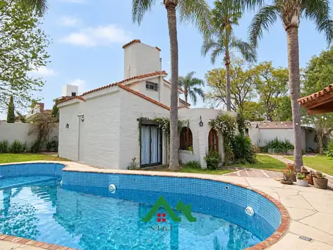 Casa en venta en urca de 4 dormitorios con amplio terreno, pileta y quincho