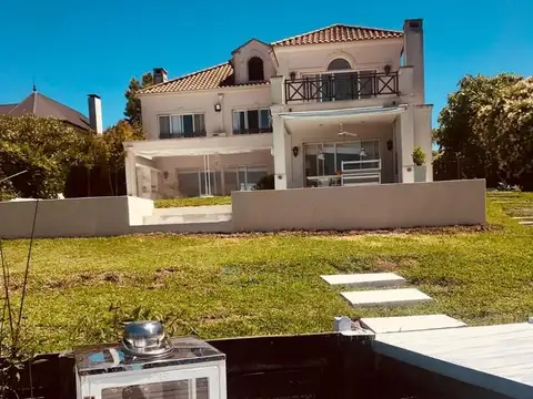 Casa 6 ambientes con 4 baños