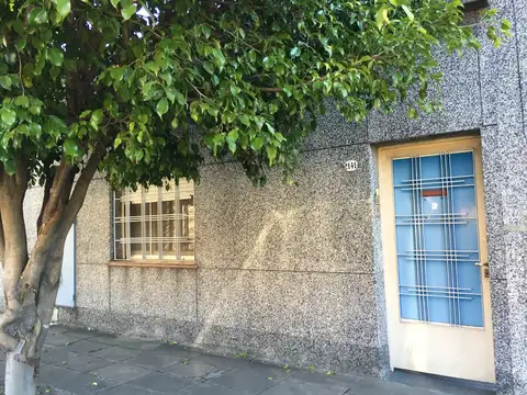 Amplio PH 3 ambientes por pasillo, living comedor con salida a patio, cocina comedor, 2 dormitorios,