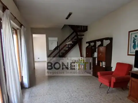 Casa 6 ambientes con 2 baños