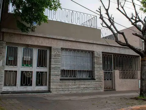 CASA EN VENTA AZCUENAGA - 3 DORMIS, PATIO, COCHERA