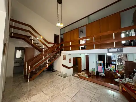 VENTA CASA DE 5 AMBIENTES EN PARQUE AVELLANEDA