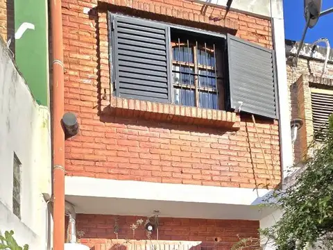 Triplex en venta 3 ambientes con cochera,Isidro Casanova.