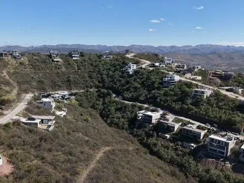 En venta Lote 1800 m2 con vista en La Deseada Country