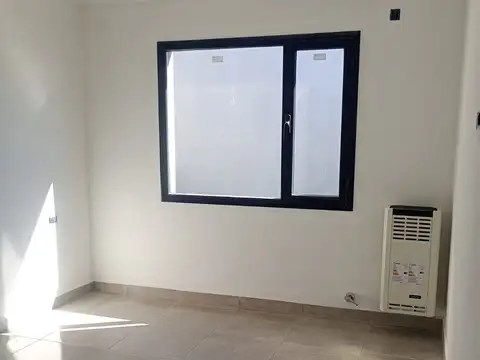 Casa a estrenar en Barrio Tropezón. Ubicada en Laprida 2400, en una zona en crecimiento de la ciudad.