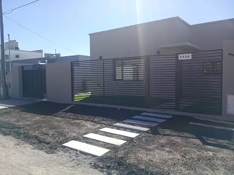 Casa a estrenar en Barrio Tropezón. Ubicada en Laprida 2200, en una zona en crecimiento de la ciudad.