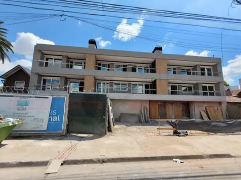 EXCELENTE DEPTO. 4 AMBIENTES CON COCHERAS, BALCÓN Y TERRAZA