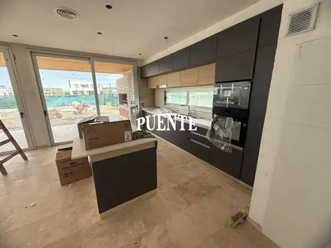 Casa en Venta con 6 cocheras
