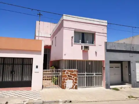Casa Centrica De Cuatro Dormitorios, Con Cochera Y Jardin - apta credito