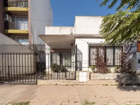 Chalet en venta c/ cochera en Morón
