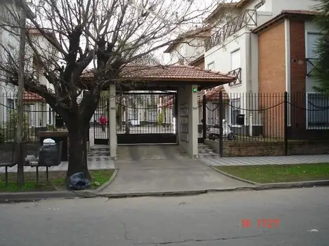 DEPARTAMENTO 2 AMBIENTES CON PATIO Y COCHERA.