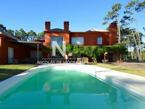 Divina casa en venta  en Barrio privado en la Barra