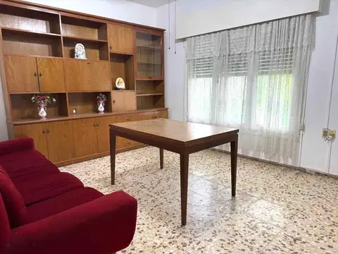 Casa 6 ambientes con 2 baños