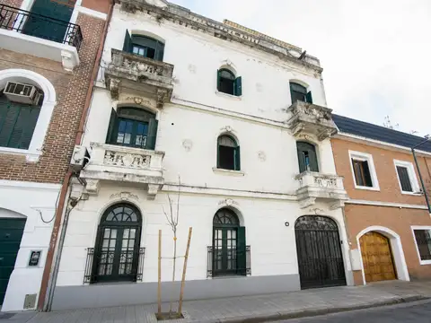 Casona Antigua de 3 pisos en tranquila calle de Cañitas 