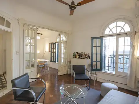 Casona Antigua de 3 pisos en tranquila calle de Cañitas