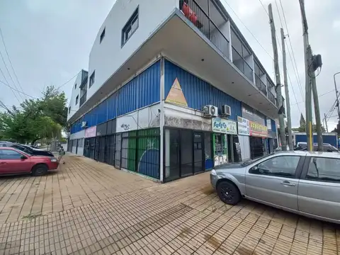 Local en esquina con vidriera y mostrador