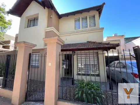 Casa en venta - 3 Dormitorios 4 Baños - Esteban Echeverría
