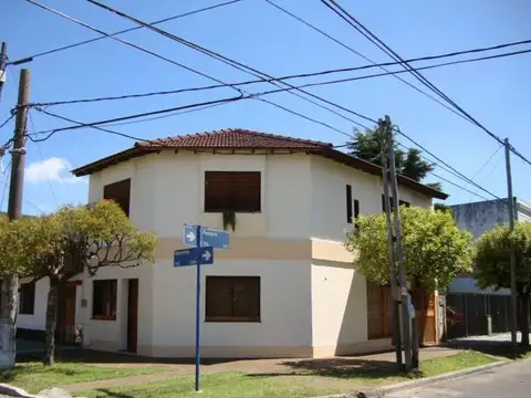 *CASA PH DE 4 AMB. EN ESQUINA  *LIVING-COMEDOR, COCINA , 2 BAÑOS COMPLETOS, 3 DORMITORIOS AMPLIOS
