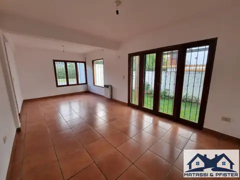 Casa en Alquiler con 1 cochera