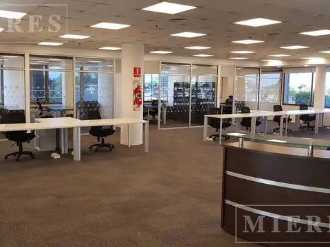 Oficina en Alquiler con 20 cocheras