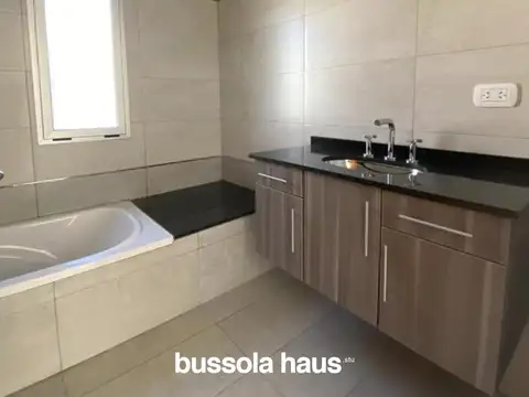 Casa 6 ambientes con 4 baños