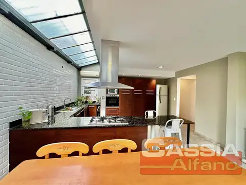 CASA SOBRE LOTE DE 20m FRENTE, DOS PLANTAS, 4 DORMIT, FONDO, PISCINA, SOTANO, PLAY ROOM, RESIDENCIAL