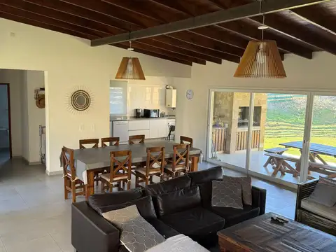 Casa 5 ambientes con 3 baños