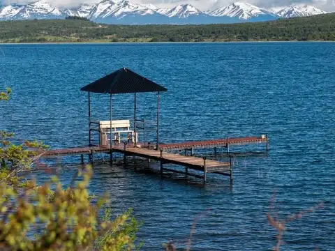 Complejo con costa de lago