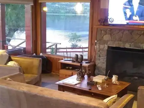 Complejo con costa de lago