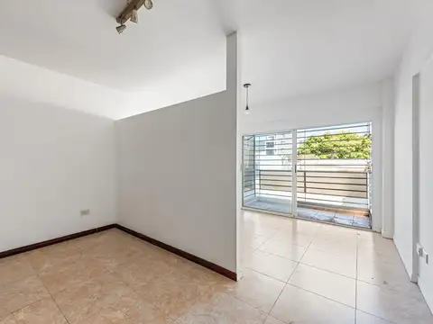 ¡ÚNICO! Monoambiente con cochera cubierta y Baulera.