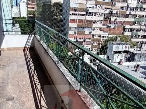 HERMOSO DEPTO DE 3 AMB. AL FRENTE CON REGIO BALCON CORRIDO 