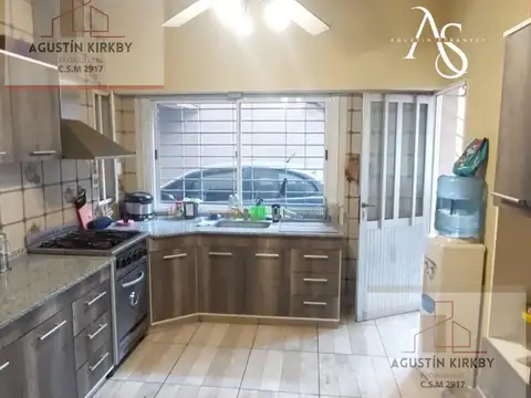 Casa en Venta con 2 cocheras