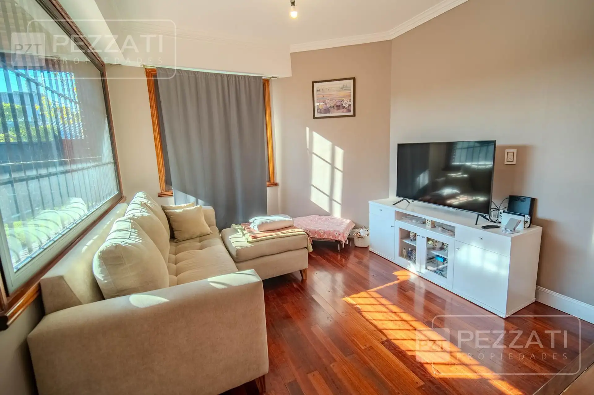Chalet en venta en Parque Luro. Tres dormitorios. Garage varios autos. Piscina. Quincho. Jardin