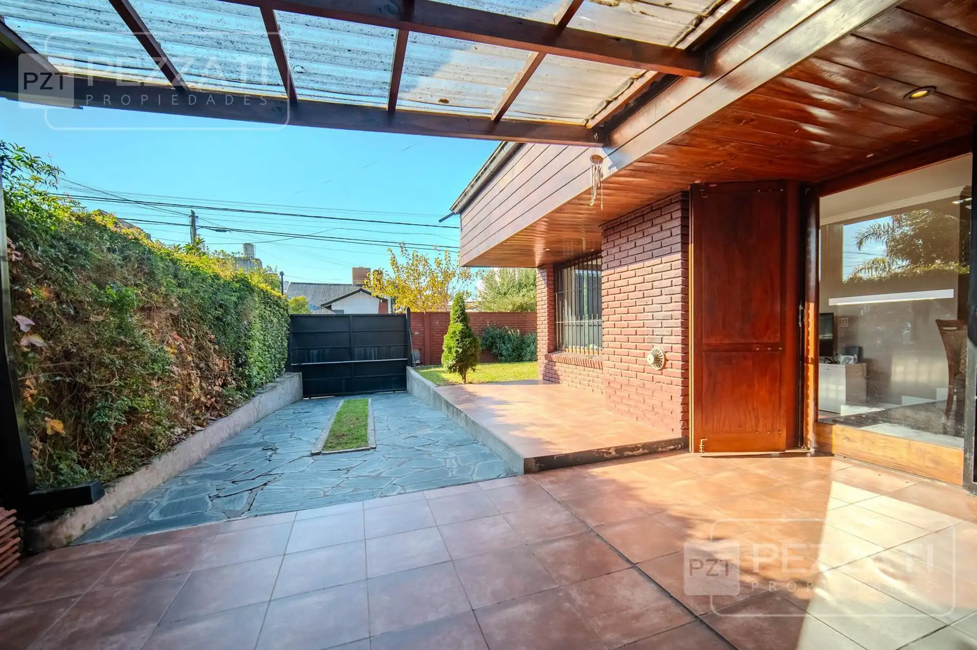 Chalet en venta en Parque Luro. Tres dormitorios. Garage varios autos. Piscina. Quincho. Jardin