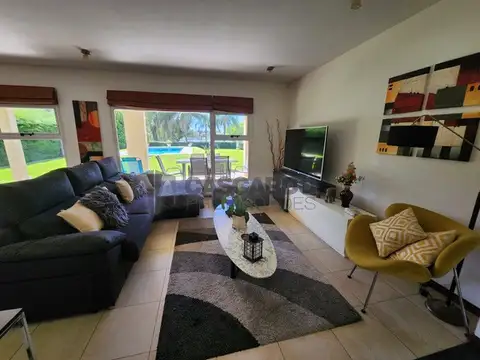 Casa en Alquiler con 1 cochera