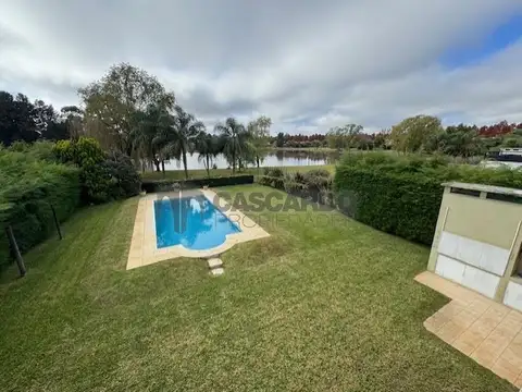 Casa de 4 ambientes con piscina y vista a la laguna.