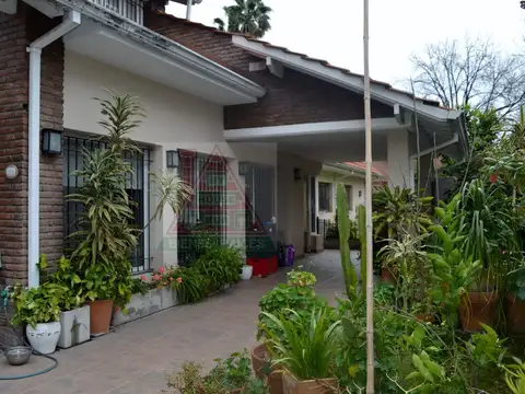 Casa 8 ambientes con 6 baños