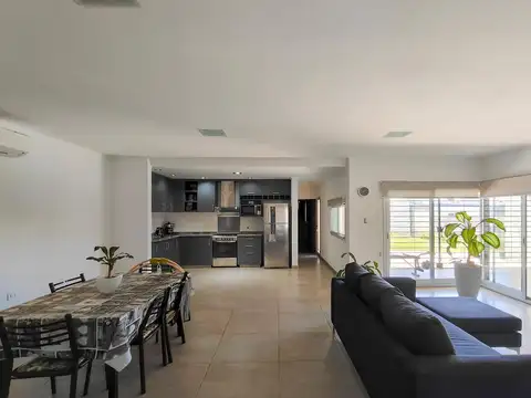 VENTA | PERMUTA - Casa de 1 dormitorio con cochera doble - Campiñas de Piñero.